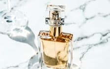 Último fotograma clave: frasco de perfume con líquido dorado sobre mármol blanco
